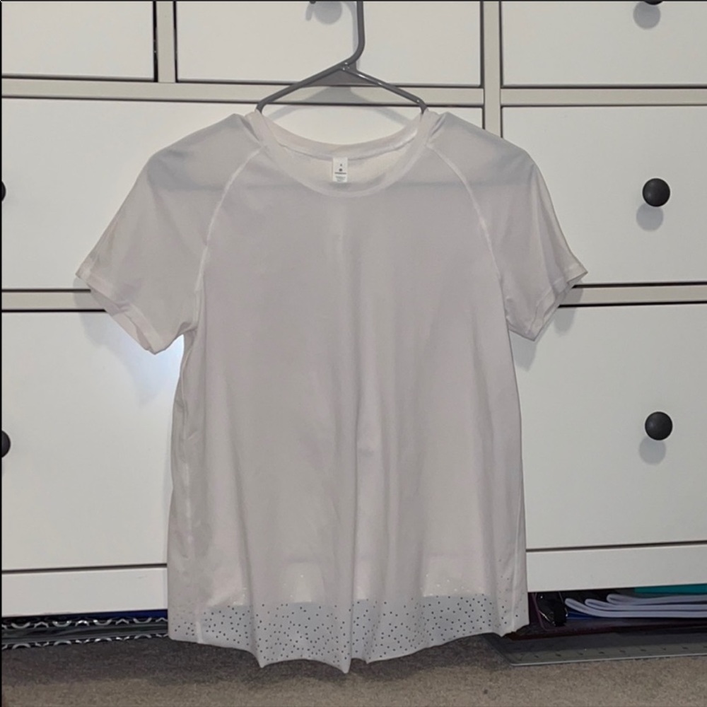 white lululemon t-shirt